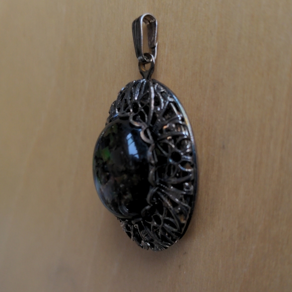 Vintage filigree locket pendant with opal-like center cabochon - Picture 10 of 14